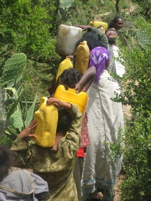 african poverty women carrying water